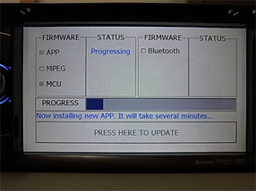 <b>2-6.</b> In der Update-Statusleiste wird der Fortschritt des Updates für die Komponente „APP“ angezeigt. Schalten Sie das NX501E nicht aus und trennen Sie es nicht von der Stromversorgung, bis das Update abgeschlossen ist.
Dieser Teil des Update-Vorgangs dauert etwa zwei Minuten.