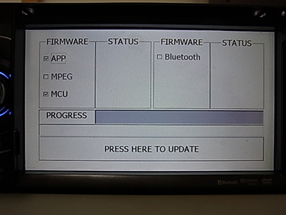 7.再度NX501本体左側の丸いボタンを押して電源をオンしてください。すると右のような画面になります。
8.画面の「PRESS HERE TO UPDATE」部分をタッチしてください。