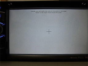 <b>2-8.</b> Kai „APP“ ir „MCU“ naujinimas baigsis, ekrane pasirodys raginimas sukalibruoti jutiklinį ekraną.
Laikykitės ekrane pateikiamų instrukcijų ir tinkamai sukalibruokite jutiklinį ekraną, liesdami kryžiuką (+) piršto galu arba naudodami rašiklį jutikliniam ekranui.