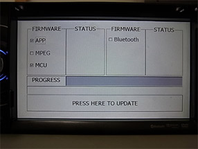<b>2-4.</b> De NX501E begeleidt u nu door het updateproces. Raak de optie 'PRESS HERE TO UPDATE' (Druk hier om een update uit te voeren) aan.