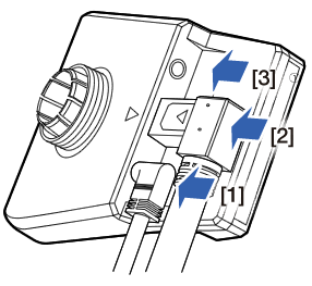 1.Limpie el área para colocar el dispositivo instalado en el vehículo y quite cualquier tipo de grasa o materia extraña.
2.Conecte el transformador de 12 voltios [1], el cable de conexión [2] y el micrófono externo (se vende por separado) [3] en ese orden.
