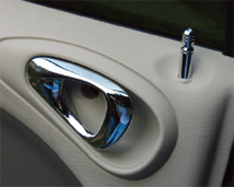 Con solo presionar un botón podrá cerrar o abrir las puertas de su vehículo.  Y con la adición de conveniencia en el encendido del mismo, las puertas se cerraran automáticamente para la seguridad de usted y sus acompañantes.