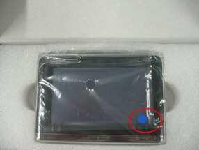 (2)製品の表示画面右下(保護シート上)に青色のシールが貼り付けされているもの（写真２）